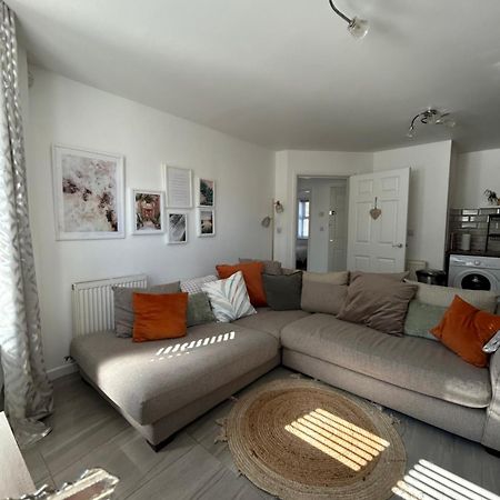 Modern 2 Bed Apartment With Free Parking And Netflix Dawley Экстерьер фото