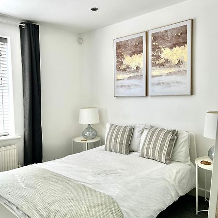 Modern 2 Bed Apartment With Free Parking And Netflix Dawley Экстерьер фото