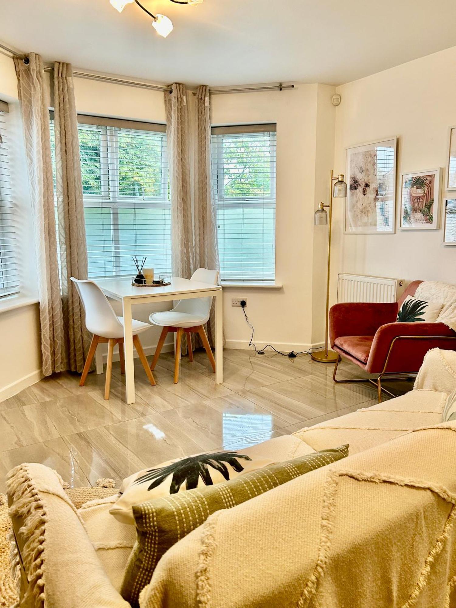 Modern 2 Bed Apartment With Free Parking And Netflix Dawley Экстерьер фото