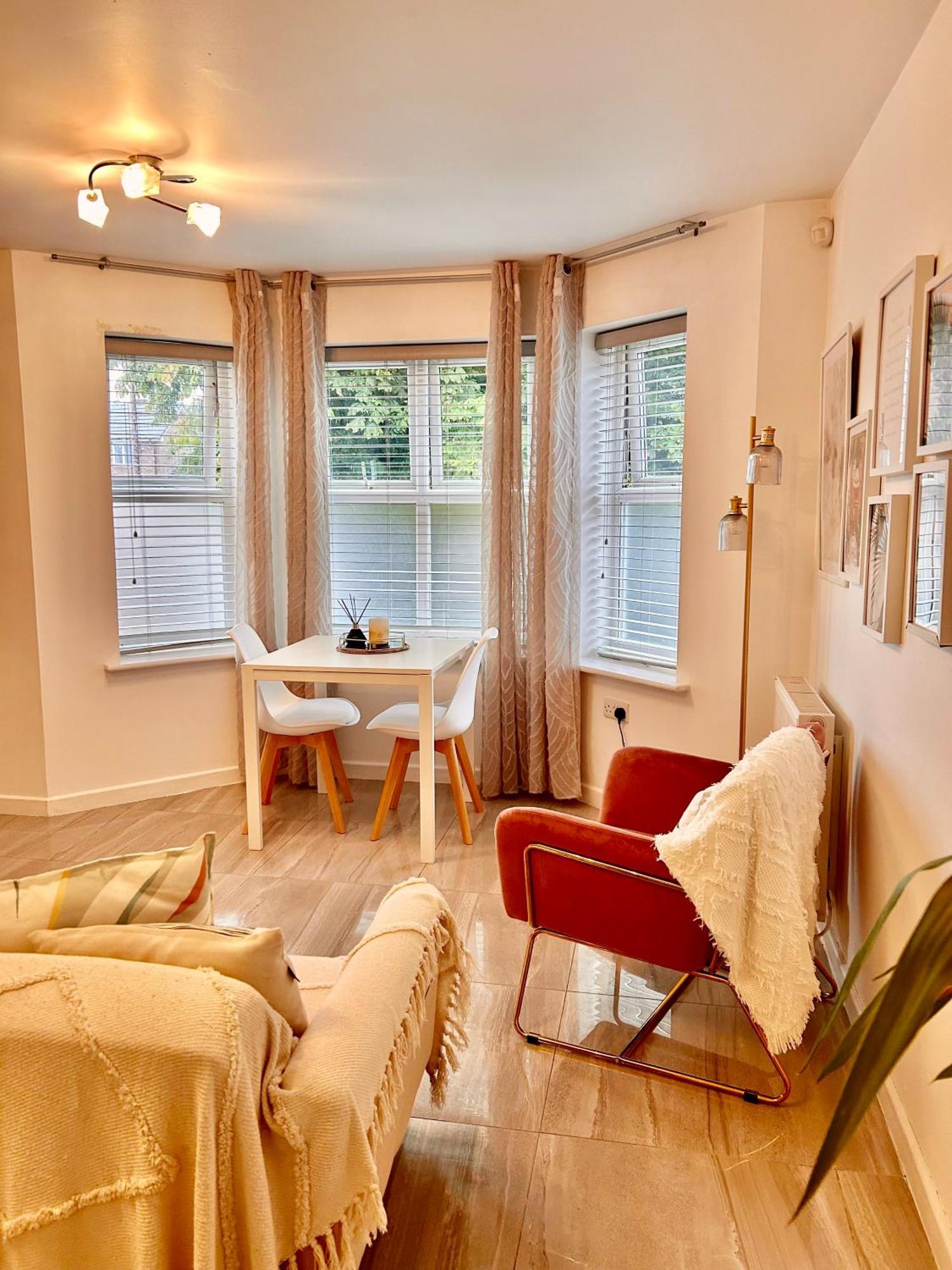 Modern 2 Bed Apartment With Free Parking And Netflix Dawley Экстерьер фото