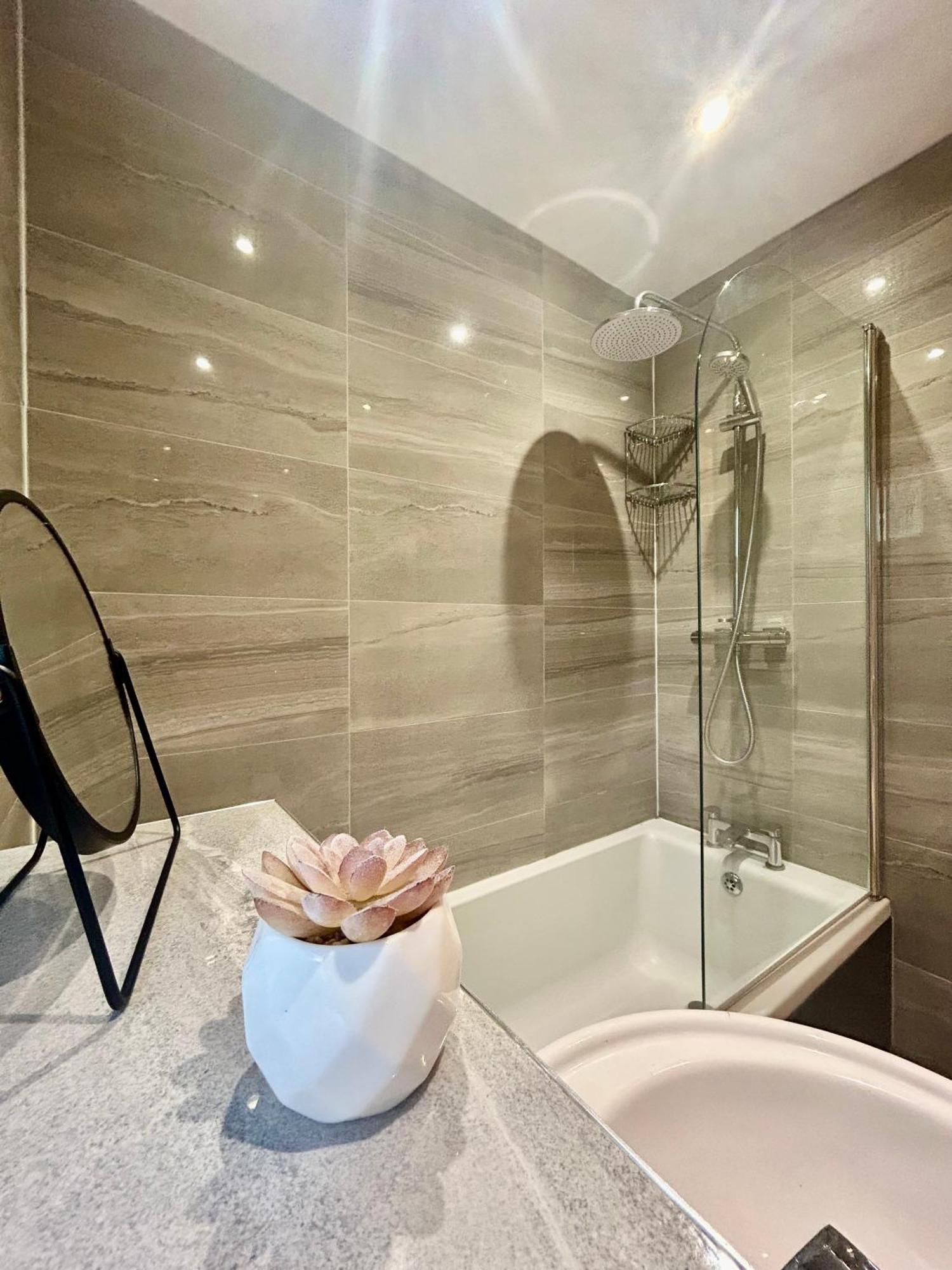 Modern 2 Bed Apartment With Free Parking And Netflix Dawley Экстерьер фото