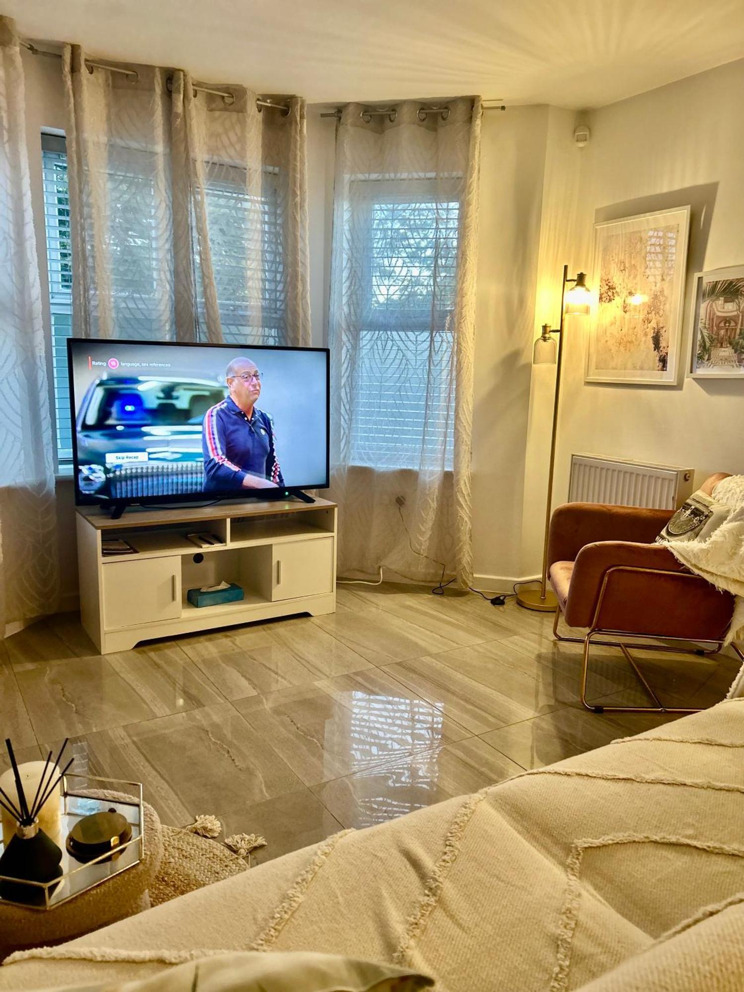 Modern 2 Bed Apartment With Free Parking And Netflix Dawley Экстерьер фото