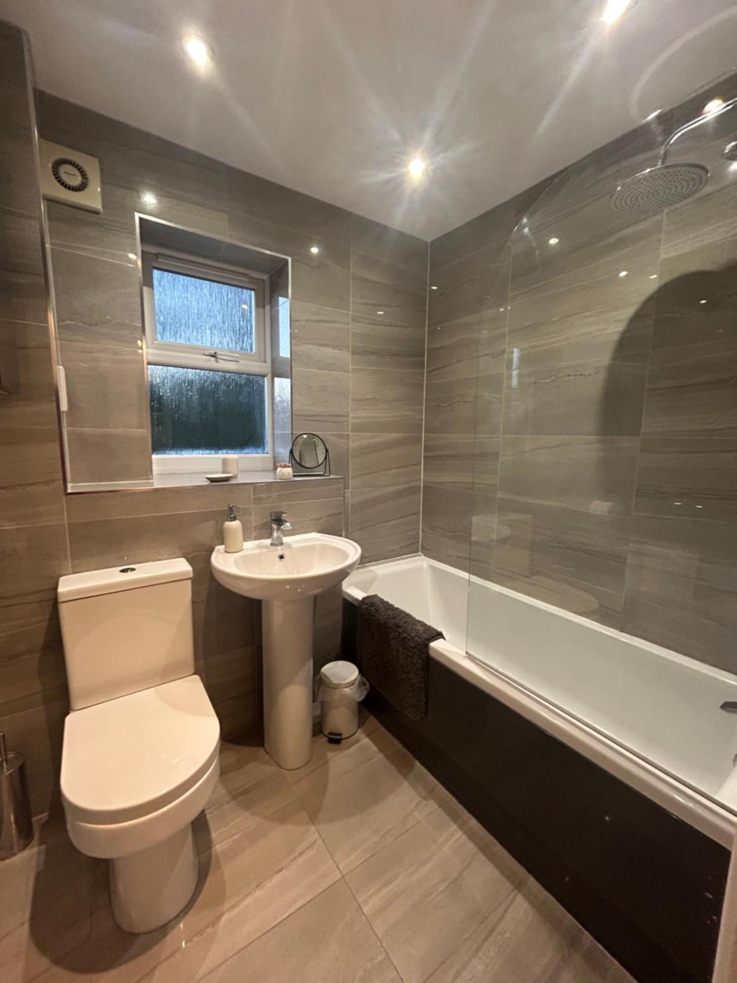 Modern 2 Bed Apartment With Free Parking And Netflix Dawley Экстерьер фото