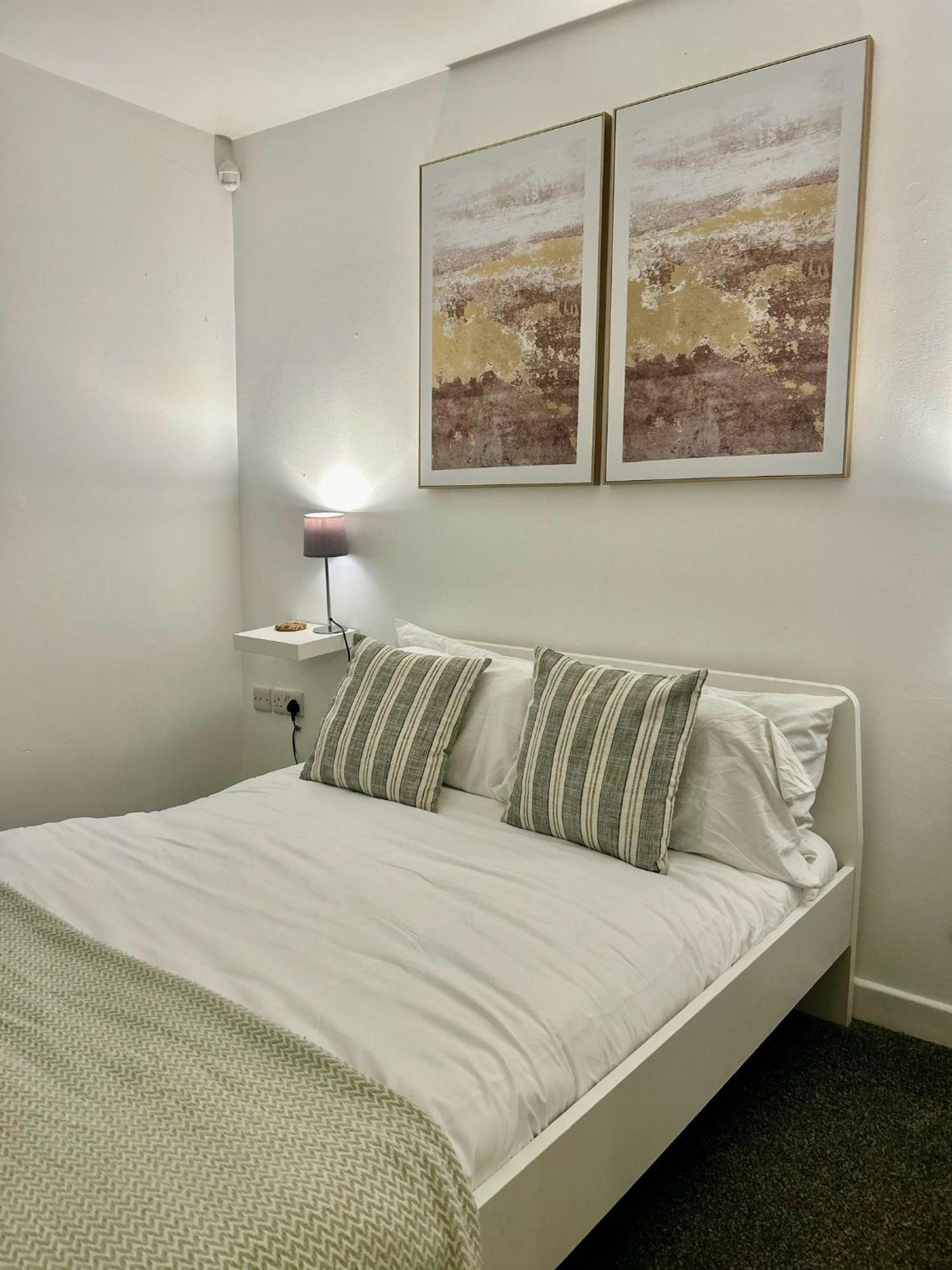 Modern 2 Bed Apartment With Free Parking And Netflix Dawley Экстерьер фото