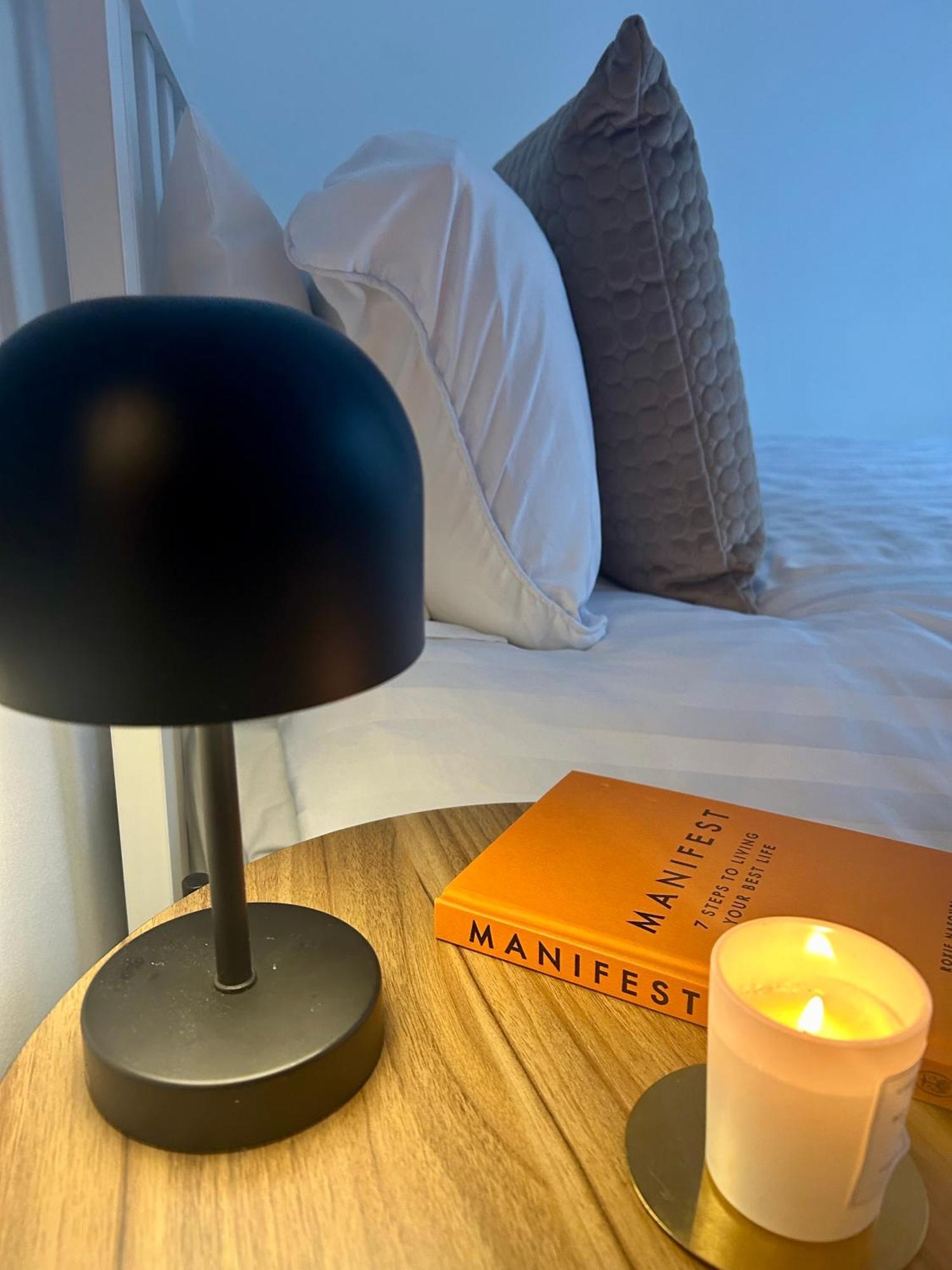 Modern 2 Bed Apartment With Free Parking And Netflix Dawley Экстерьер фото