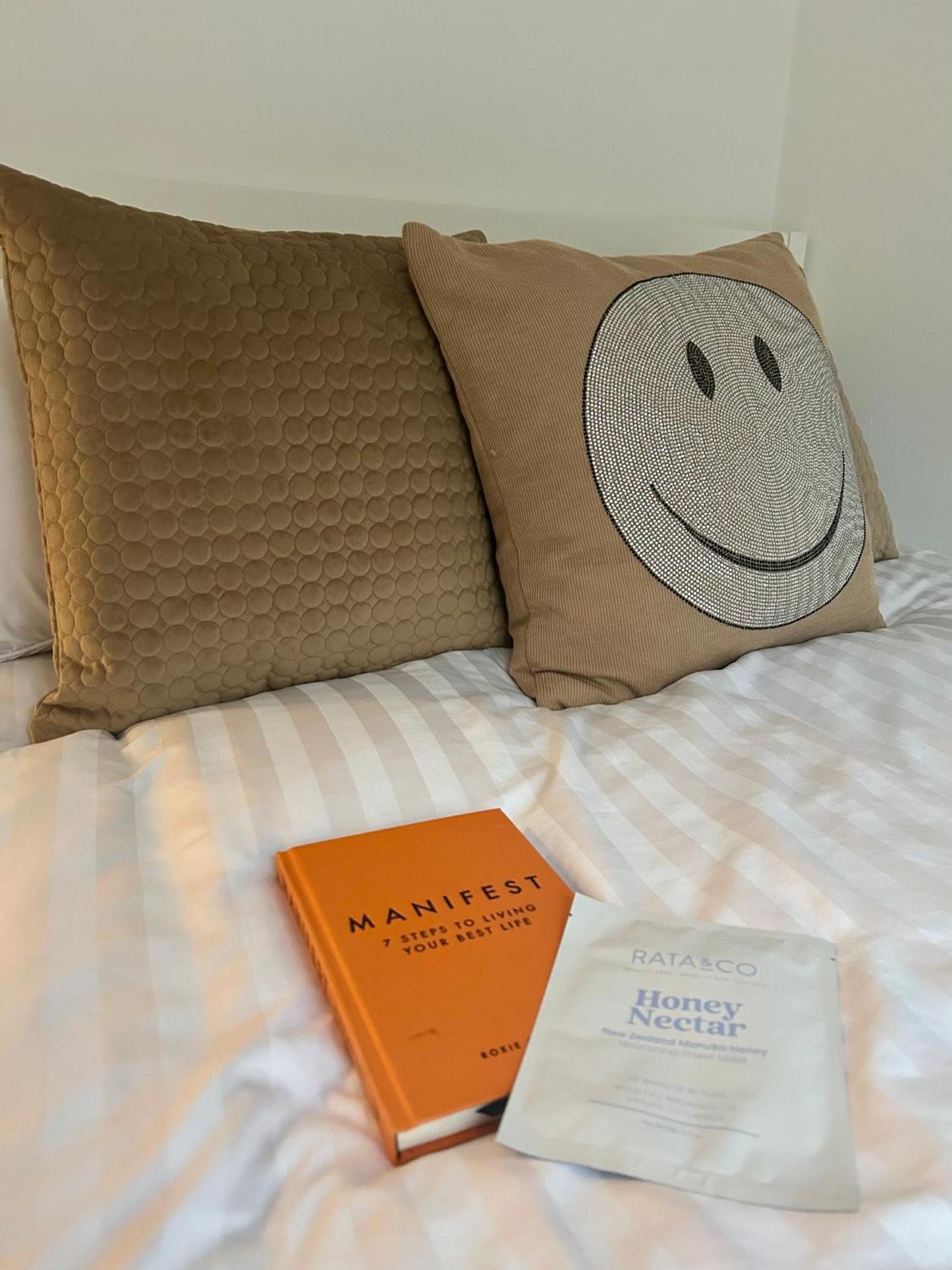 Modern 2 Bed Apartment With Free Parking And Netflix Dawley Экстерьер фото