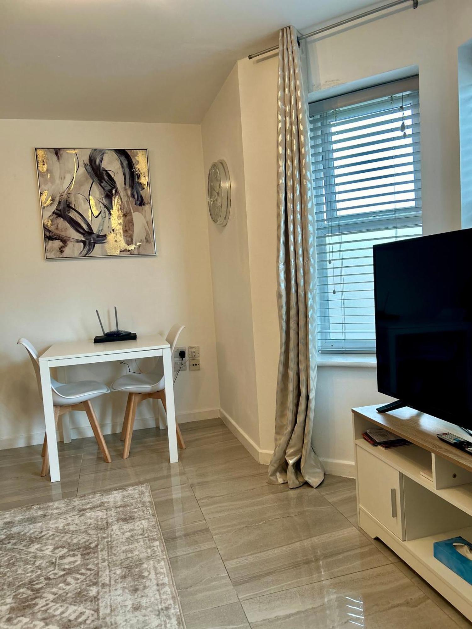 Modern 2 Bed Apartment With Free Parking And Netflix Dawley Экстерьер фото
