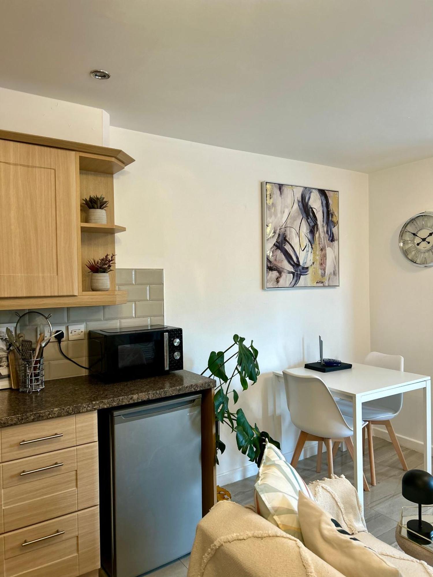 Modern 2 Bed Apartment With Free Parking And Netflix Dawley Экстерьер фото