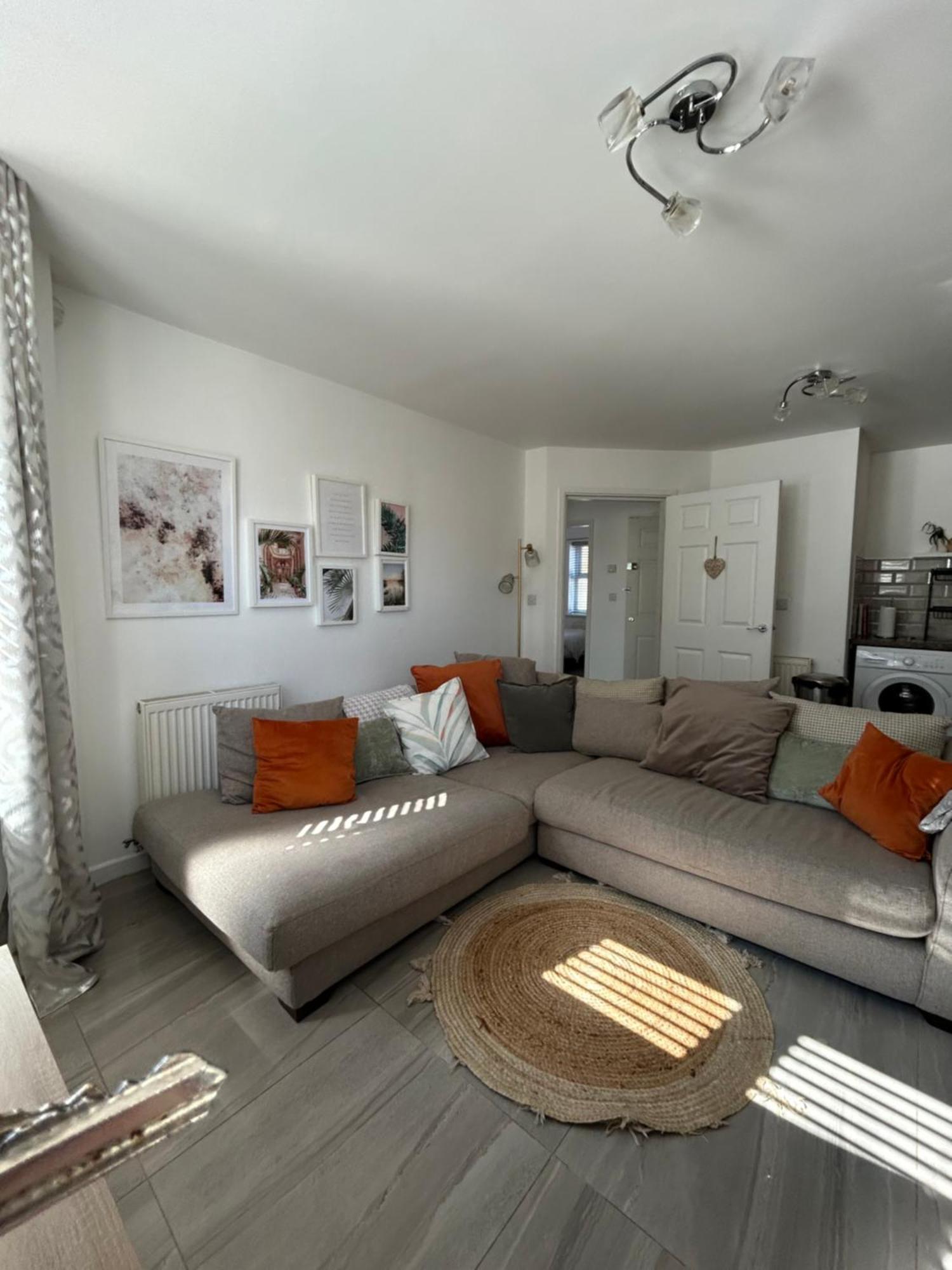 Modern 2 Bed Apartment With Free Parking And Netflix Dawley Экстерьер фото