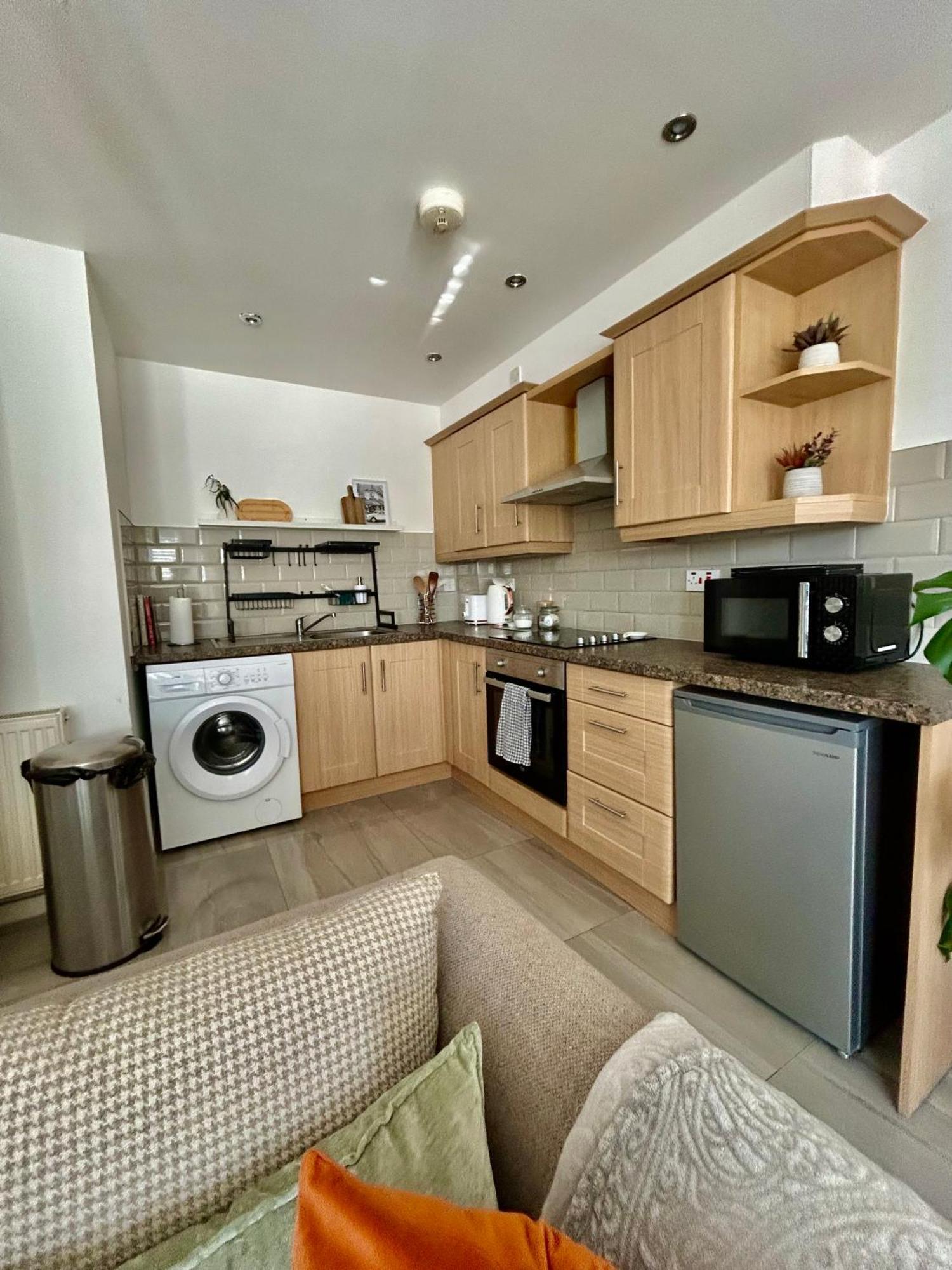 Modern 2 Bed Apartment With Free Parking And Netflix Dawley Экстерьер фото