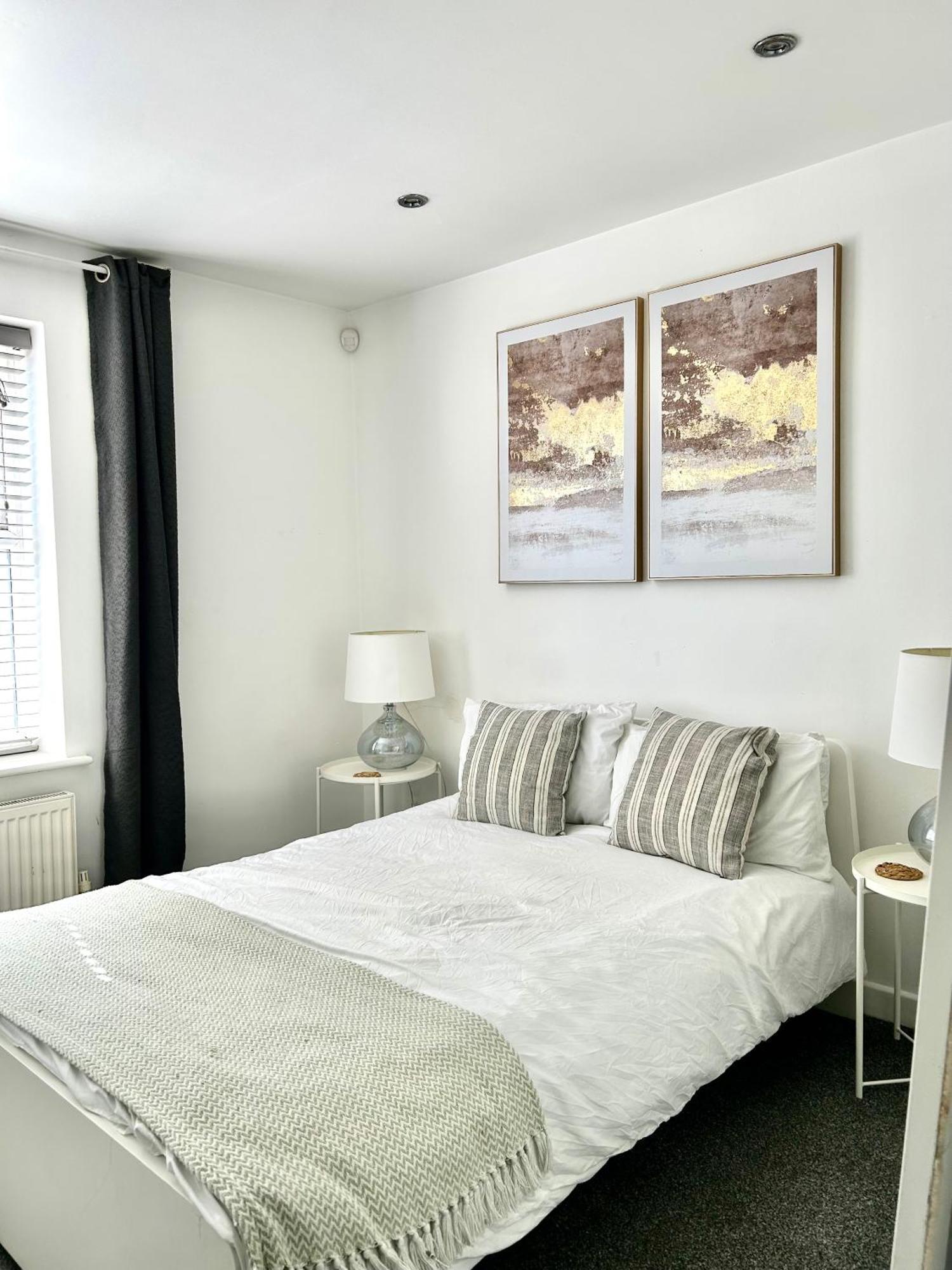 Modern 2 Bed Apartment With Free Parking And Netflix Dawley Экстерьер фото